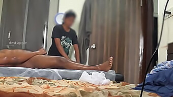 Zakar Hitam Kecil Mengejutkan Gadis Spa Semasa Urut